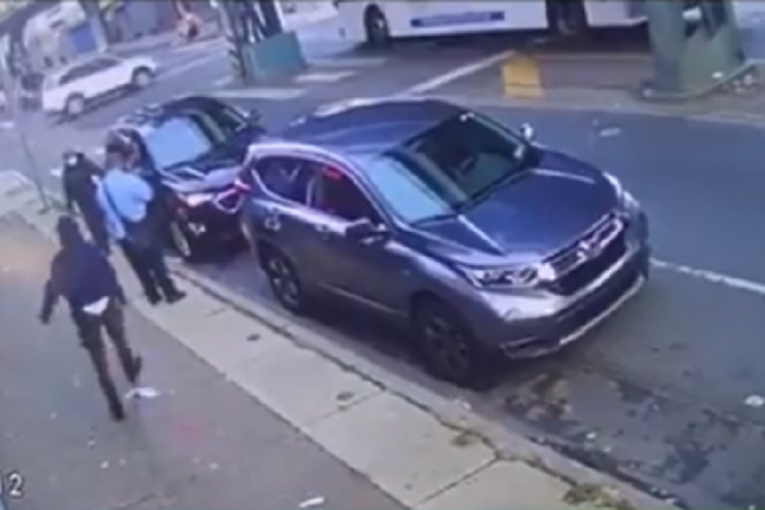 UZNEMIRUJUĆI SNIMAK! Muškarac prišao policajcu i pucao mu u glavu usred bela dana, kamera zabeležila sve!