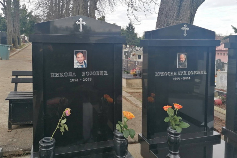 Da li je Luka Bojović jutros pre svitanja bio na bratovom i očevom grobu? Neko je ostavio sveže ruže!