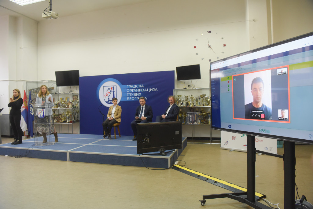 Gluvi i nagluvi od danas će besplatno moći da telefoniraju sa čujućim osobama! Puštena u rad aplikacija koja će svima olakšati život