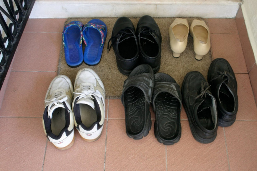 Uđete u kuću, pa se tek onda izujete: Kad pročitate šta kažu stručnjaci promenićete ovu naviku