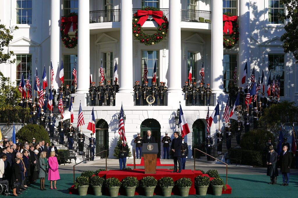 Bajden Makronu priredio večeru sa 200 jastoga, a francuski lider je u Belu kuću doneo jedan romantični poklon (VIDEO)