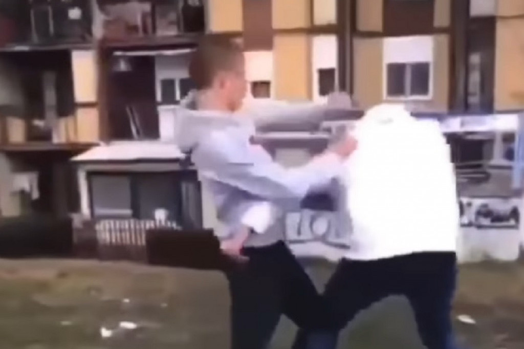 Stravičan snimak vršnjačkog nasilja u Borči: Grupa mladića pretukla dečaka! Roditelji zabrinuti - ovo nije prvi put (VIDEO)