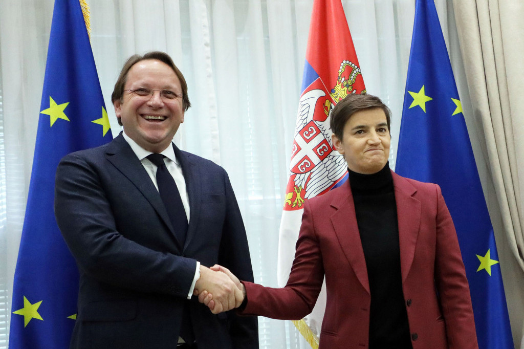 Premijerka Brnabić prenela Varheljiju da Srbija ostaje posvećena reformama na putu ka EU