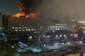 Gori fabrika mesa u Moskvi: Ne vidi se ništa od crnog dima, vatrogasci pokušavaju da ugase vatru (VIDEO)