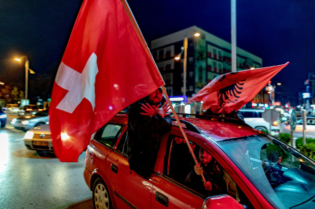 Albanci proslavili pobedu Švajcarske kao da je njihova: Mahali albanskim zastavama, vatromet i pucnji širom Kosmeta (VIDEO)