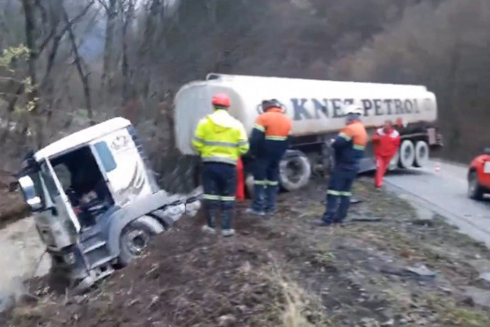 Nesreća na putu Majdanpek-Kučevo: Sudarili se automobil i kamion, pa kamion sleteo s puta! (VIDEO)