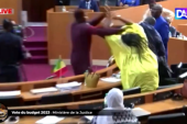 Opšta tuča u parlamentu Senegala: Poslanik ošamario koleginicu, nastala pometnja, letela i stolica! (VIDEO)