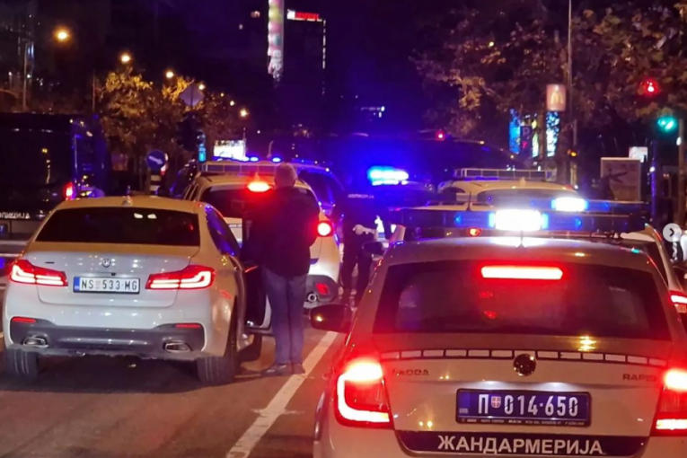 Filmska potera u Smederevskoj Palanci! Vozač belog "renoa" bežao od policije ulicama grada