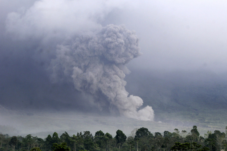 Probudio se moćan vulkan u Indoneziji: Pre tačno godinu dana u erupciji je stradalo više od 50 ljudi (VIDEO)