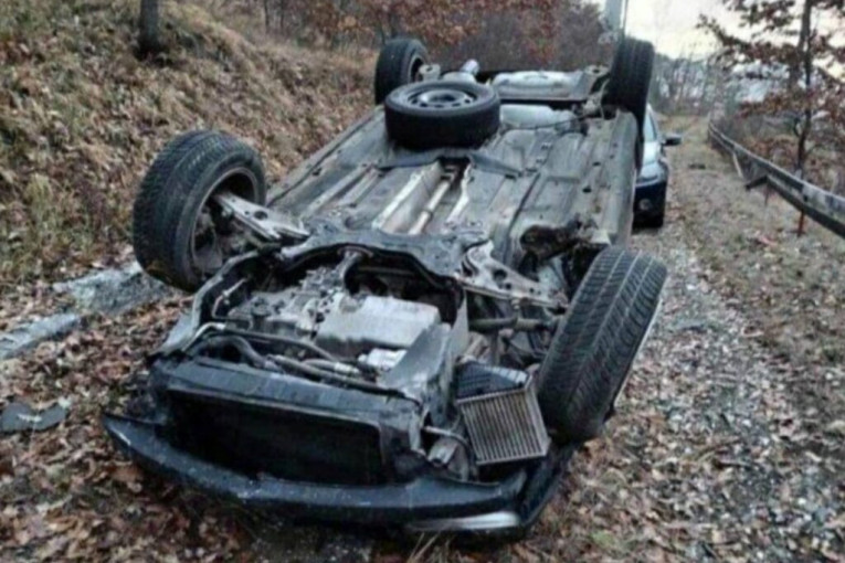 Težak udes kod Priboja: Automobil se prevrtao, završio na krovu! Četvoro povređenih, jednom mladiću se bore za život