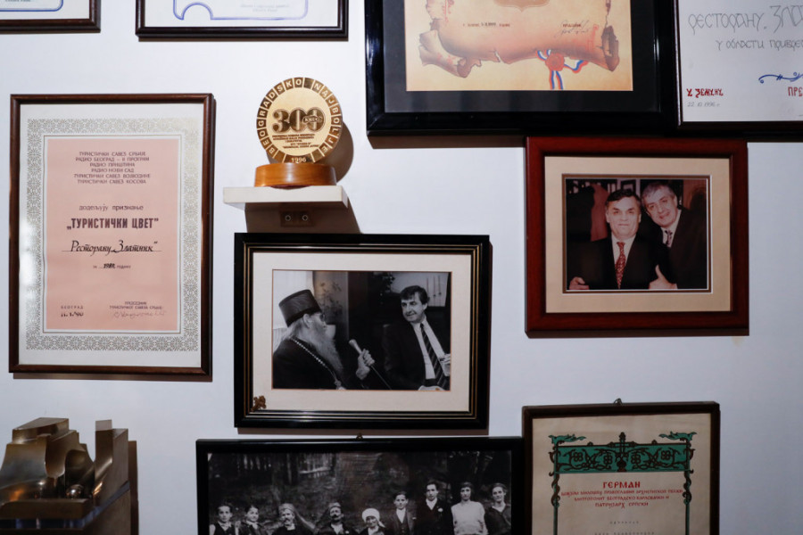 Iz inata je otvorio restoran i u njemu ugostio ceo svet! Svako ko je nešto značio u SFRJ dolazio je kod gazde Dragana u restoran "Zlatnik"