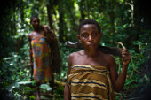 U ovom plemenu živi 3.000 žena i samo 7 muškaraca: Jedini zadatak im je razmnožavanje, a od žena beže - na drveće (VIDEO)