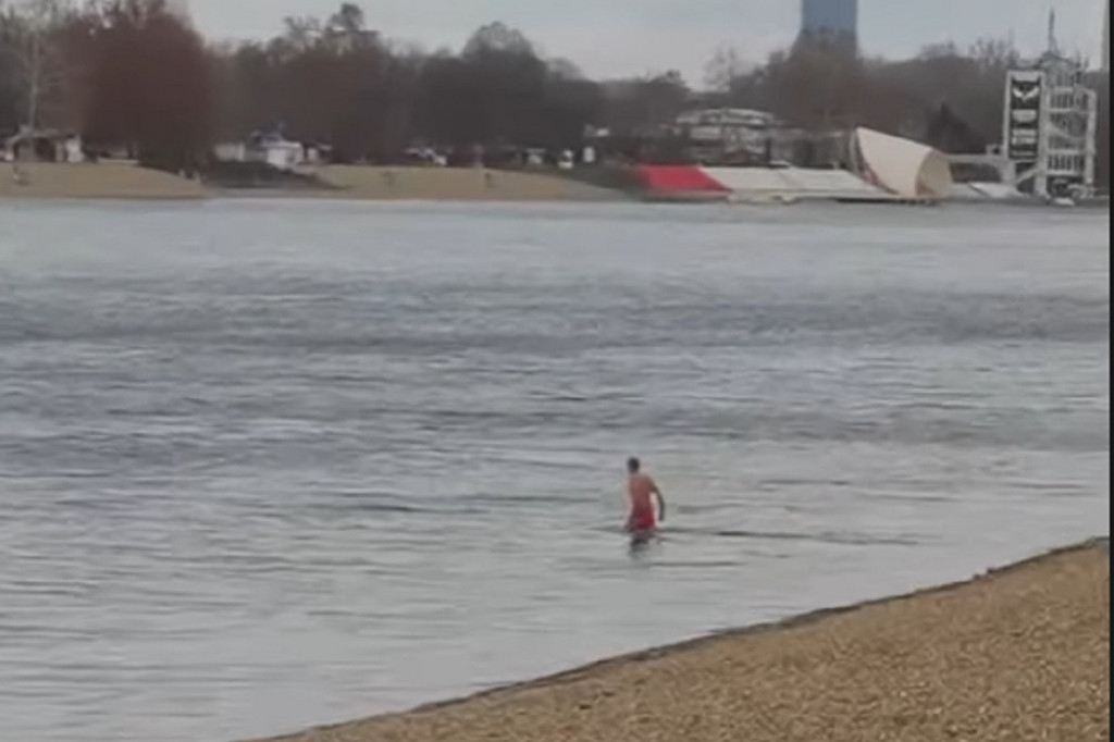 Za njega zima ne postoji: Beograđanin uskočio u Adu Ciganliju usred decembra! (FOTO)