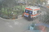 (UZNEMIRUJUĆI VIDEO) Ambulantno vozilo krenulo u rikverc, pa udarilo ženu u Beogradu: Vozač nije primetio da je pokosio staricu