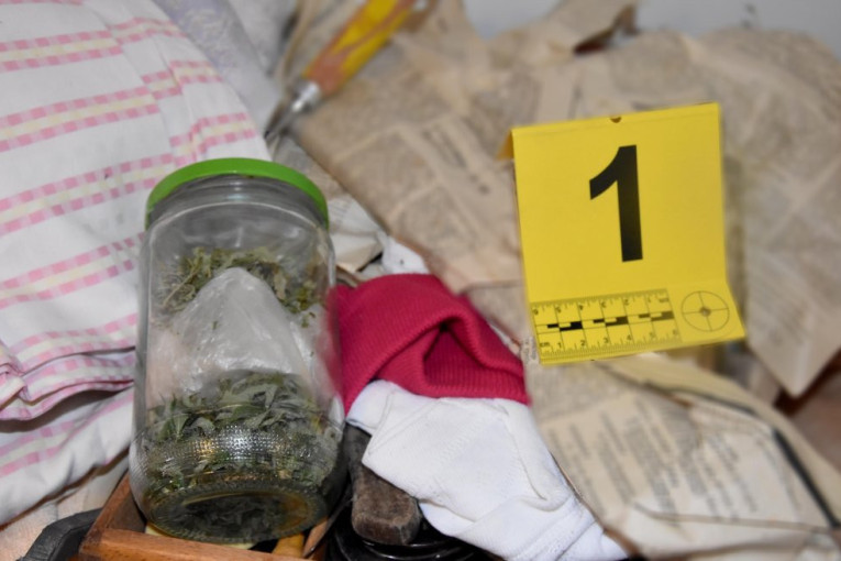 Akcija policije u Subotici: Policija u stanu muškarca (43) pronašla oružje, municiju, drogu i fantomke