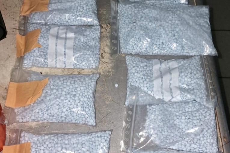 Kola tankovao tabletama: Velika zaplena kod Inđije