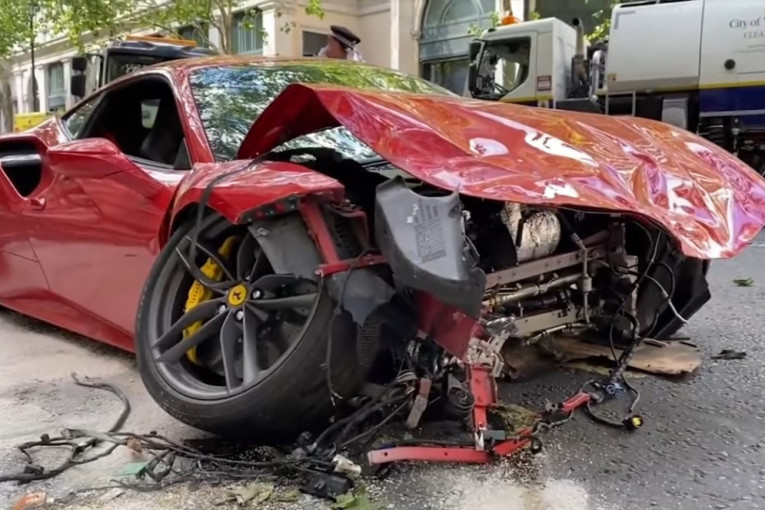 Ode pola miliona evra u trenutku! Vozio 300 na sat, uništio skupoceni ferari, a njemu ništa (FOTO)