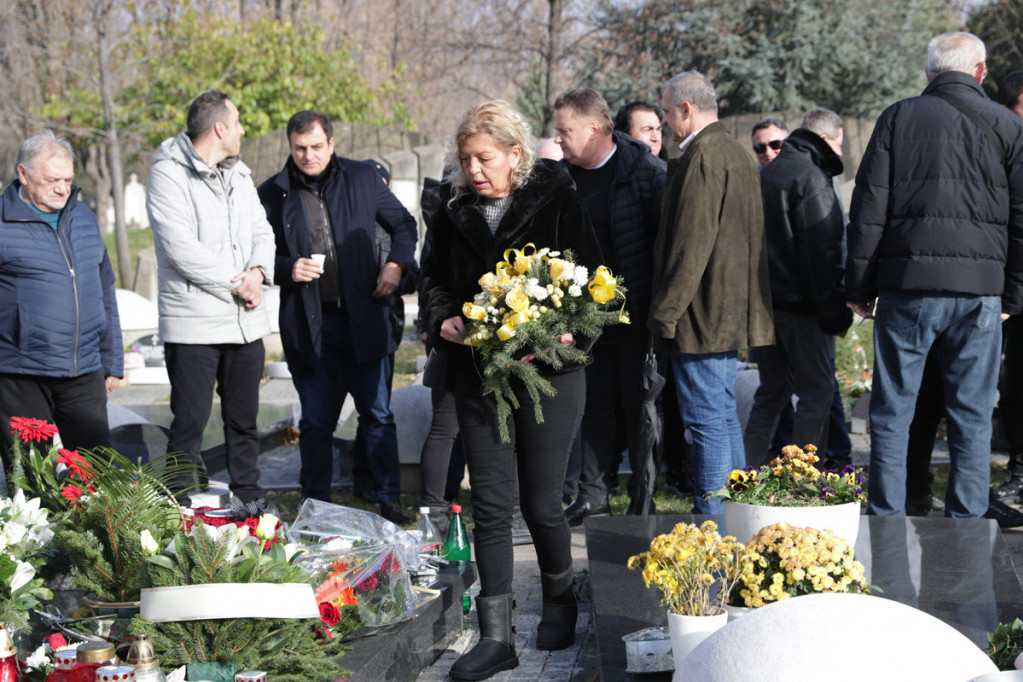 Dve godine od smrti Džeja Ramadanovskog: U suzama stigla i njegova bivša žena sa ćerkama (FOTO/VIDEO)