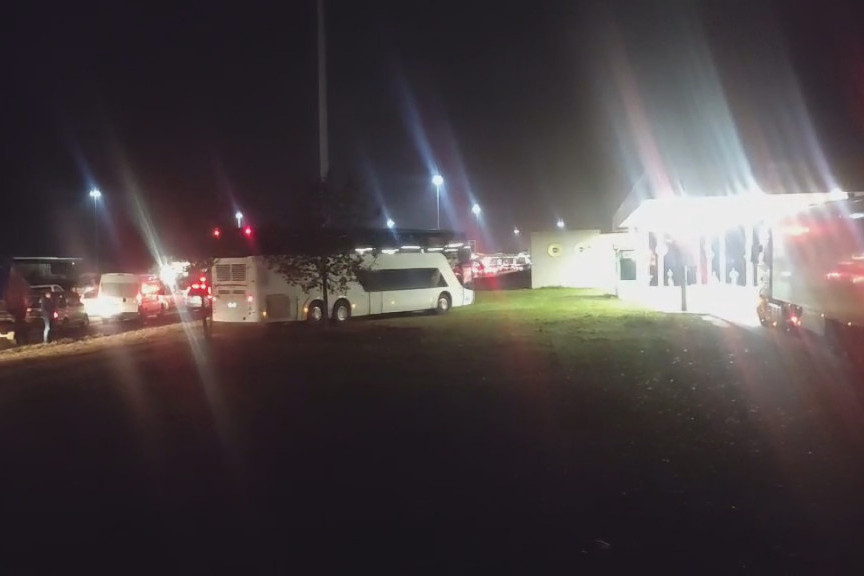 Autobusom punim putnika preprečio preko livade: Neviđena bahatost srpskog vozača na graničnom prelazu sa Mađarskom (VIDEO)