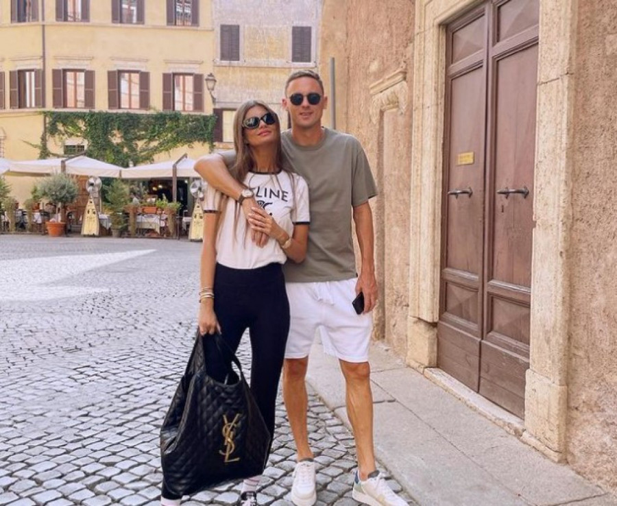 Žena našeg fudbalera nosi nakit od 300.000 evra: Na ovaj komad na njenoj ruci se čeka godinama (FOTO)