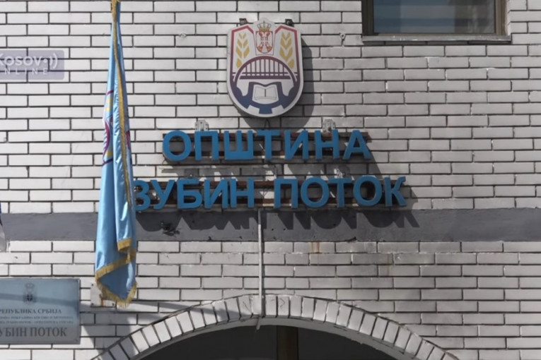 Izborna komisija i kosovska policija upali u zgradu opštine Zubin Potok, oglasile se sirene, odjeknule i dve eksplozije