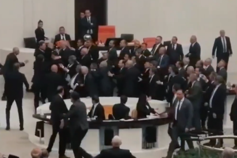 Poslanik zbog tuče u turskom parlamentu završio u bolnici! Haos izbio dok su raspravljali o budžetu (VIDEO)