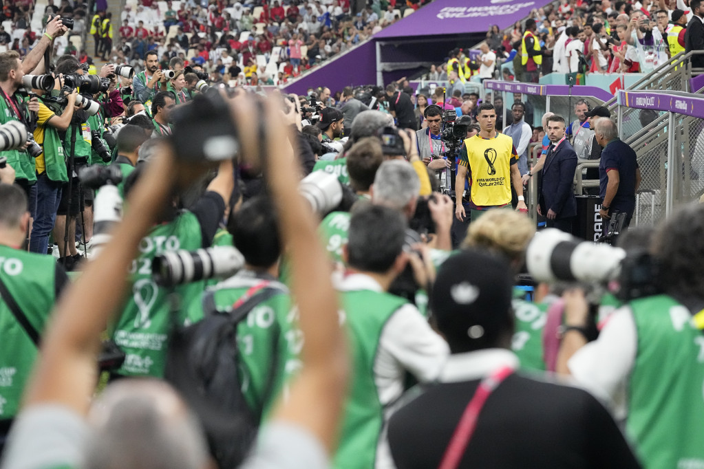 Kao da su videli vanzemaljca! Pogledajte koliko se fotografa skupilo da slika Ronalda na klupi (FOTO)