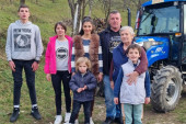 Vredni Kuburovići su poslednji Mohikanci u Orovcu: Sedmočlana porodica obrađuje 12 hektara i dokazuje da i te kako ima života na selu