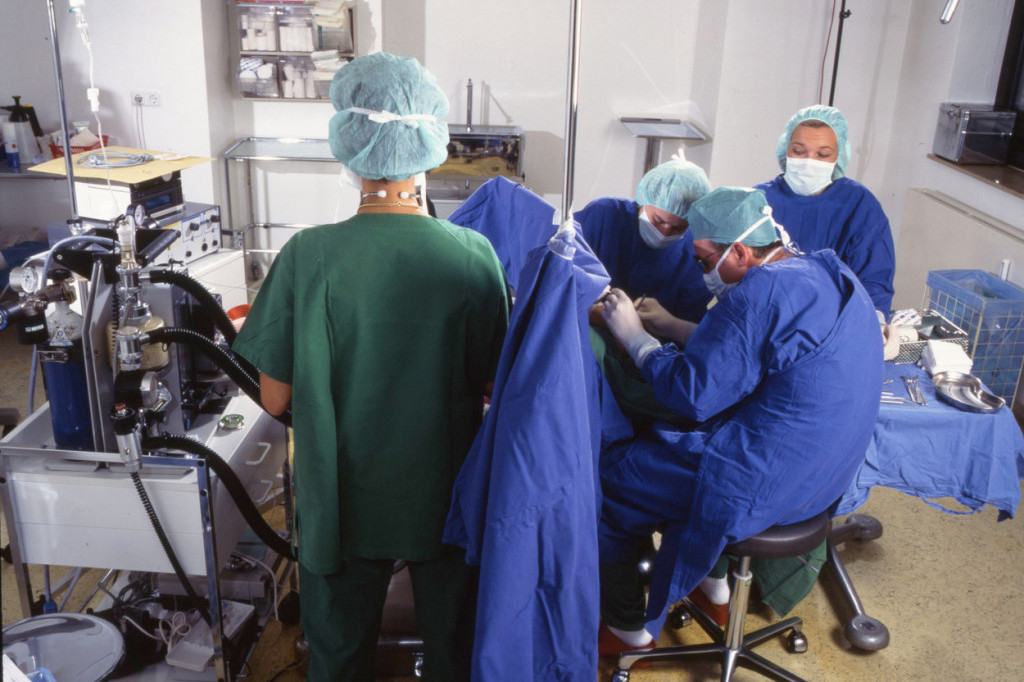 Brže do operacije: RFZO uputio poziv pacijentima koji čekaju ugradnju endoproteze kuka i kolena