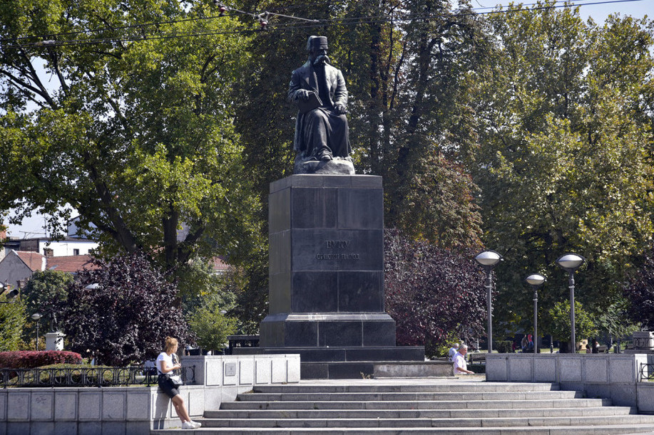 Pravac iz Smederava za Beograd! Vukov spomenik u novom sjaju vraća se na staro mesto
