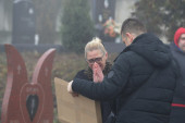 Godinu dana od smrti Kike Đukić: Majka stigla na njen grob u suzama, pokazala sat sa likom ćerke (FOTO/VIDEO)