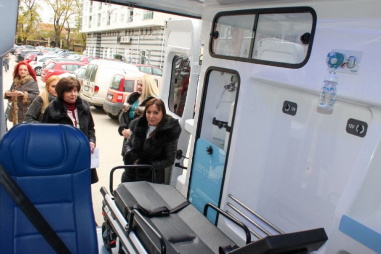 24SEDAM RUMA Opština Ruma donirala novi sanitet i ultrazvučni aparat za efikasniji rad rumskog Doma zdravlja