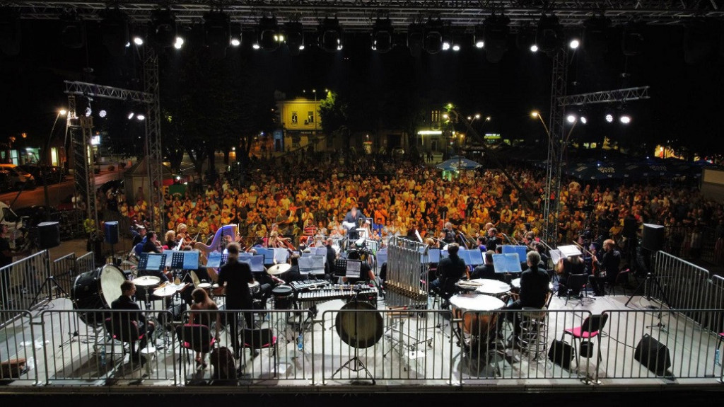 24SEDAM RUMA Bojan Suđić i orkestar "Virtuozi" na impresivan način otvorili "Rumsko kulturno leto"
