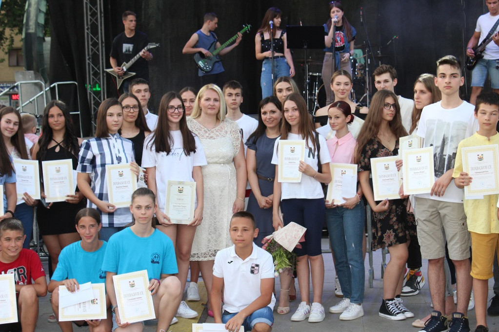 24SEDAM RUMA Opština nagradila najbolje učenike - Uručeno ukupno 116 novčanih nagrada