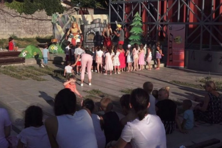 24SEDAM STARA PAZOVA Dečje "Kulturno leto" zvanično počelo predstavom u Novim Banovcima