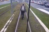 A gde si ti pošao? Čovek na Novom Beogradu šetao po šinama ispred tramvaja: Vozač GSP otkrio kako ih sve ometaju u vožnji!