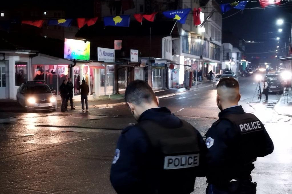 U severnom delu Kosovske Mitrovice mirno, ali napeto, nakon Kurtijevog "krvavog" terora!