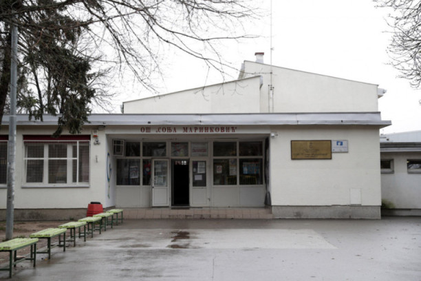 Pedofil ispred škole u Zemunu nudio prevoz deci? Roditelji prestravljeni, hitno se oglasila škola! (FOTO)