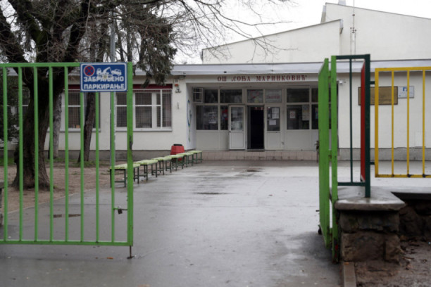 Pedofil ispred škole u Zemunu nudio prevoz deci? Roditelji prestravljeni, hitno se oglasila škola! (FOTO)