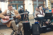 Profesorka klavira i njen suprug oduševili Čačane: Vesna i Nenad sviraju na ulici, a odlučili su da obiđu čitavu Srbiju (VIDEO)