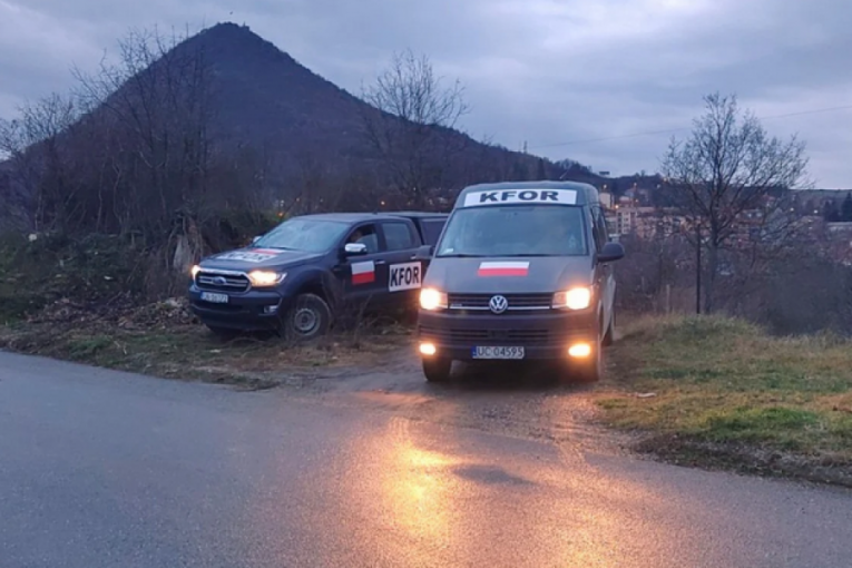 Vozila KFOR-a kod barikade u Rudaru: Srbi ne dozvoljavaju da Dejana Pantića prebace u Prištinu (FOTO)