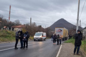 Potresna scena na barikadama: Supruga uhapšenog Srbina stoji pored kola (FOTO)