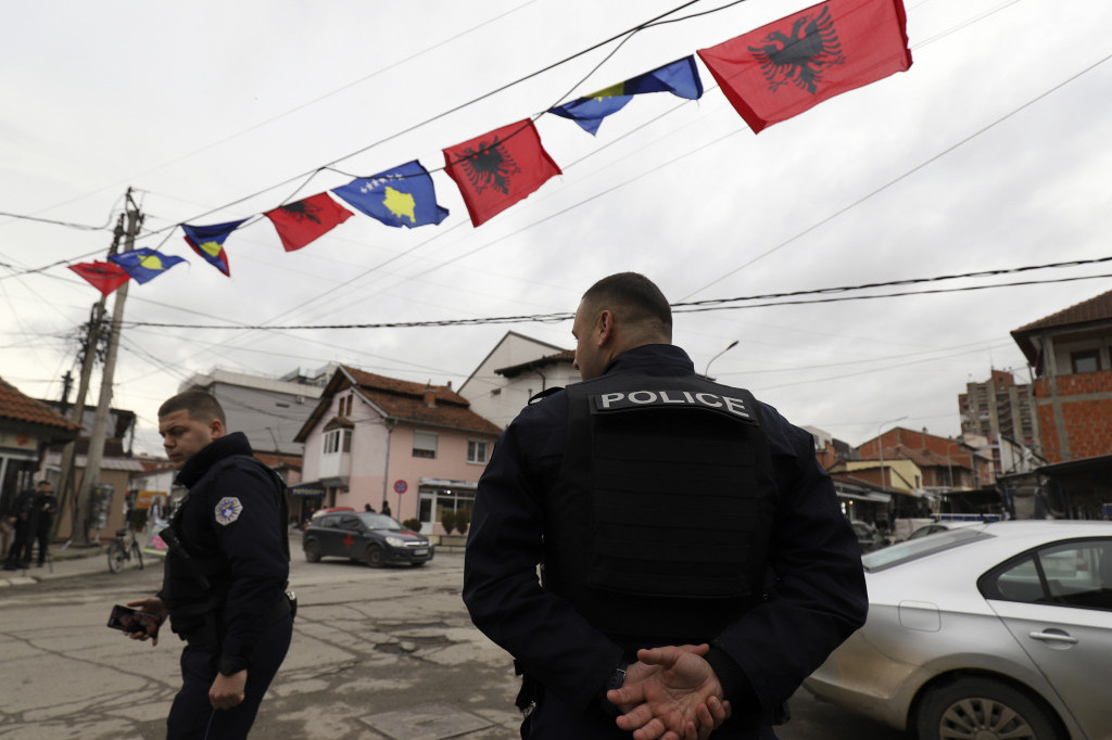 Nove provokacije na severu Kosmeta: Postavljena albanska zastava iznad Zvečana