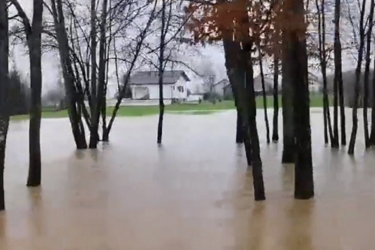 Teška noć: Vanredno u Kozarskoj Dubici, klizište preti pucanju nasipa! U Prijedoru poplavljene kuće (VIDEO)