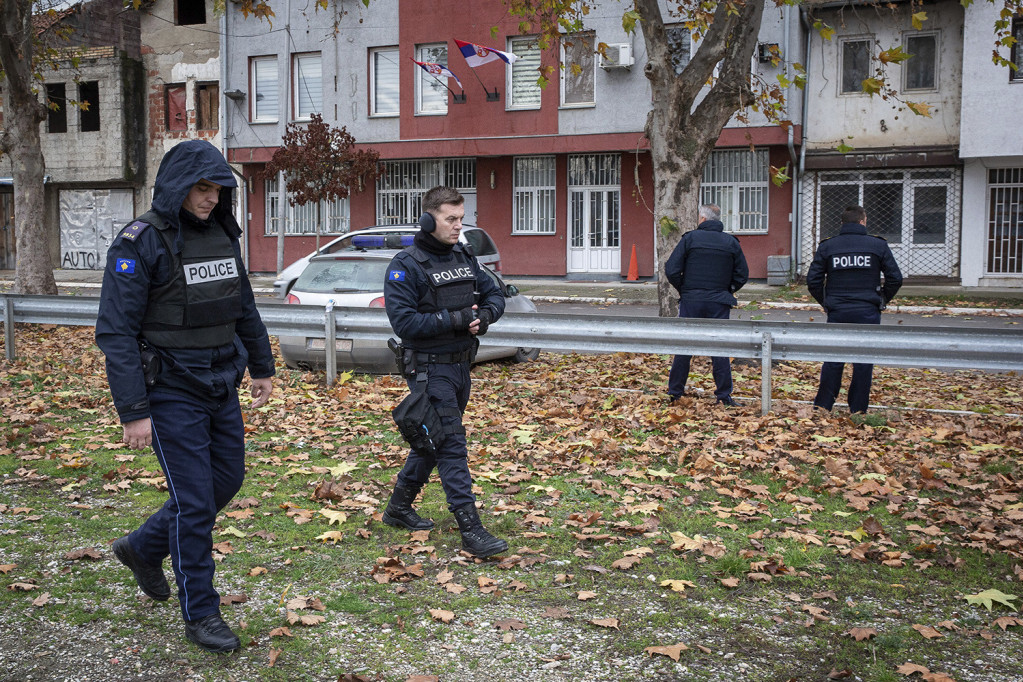 Užas u Uroševcu: Devojka skočila sa zgrade, sestra pokušala da je spreči, pa obe pale - jedna od njih poginula