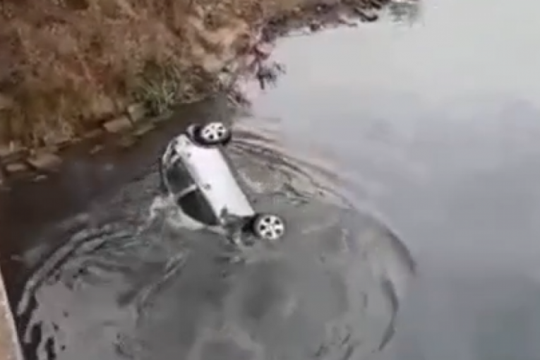 Pijana sela za volan, pa sletela u kanal kod Srbobrana: Auto iz vode izvlačili traktorom (VIDEO)