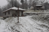 Sneg pada u Srbiji! Zimska idila u selu iznad Surdulice, bele se Zlatibor i Tara, pahulje i u Gornjem Milanovcu (FOTO/VIDEO)