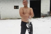 Brrrrr, da se smrzneš! Banjalučanin se go do pasa „kupa“ u snegu (VIDEO)