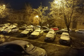 Pao prvi sneg u Beogradu: Zabeleli se krovovi automobila (FOTO)