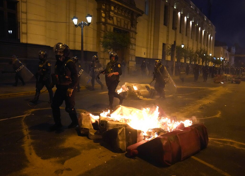 Burno u Peruu: Na pomolu novi izbori, poginula dva tinejdžera u protestima (VIDEO)